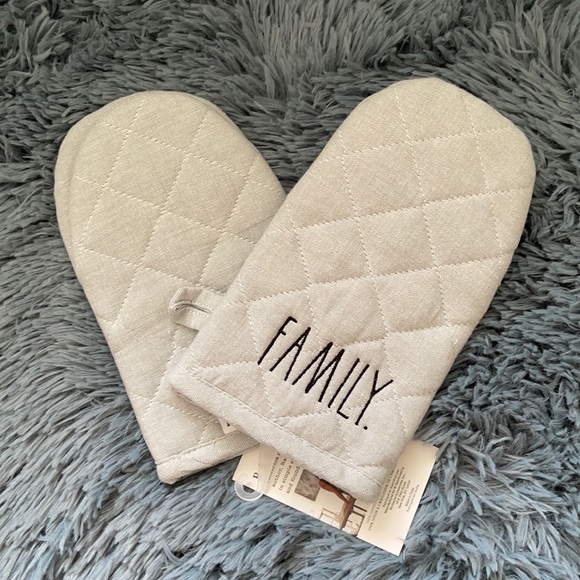 Rae Dunn FAMILY Oven Mitts - Picture 1 of 2